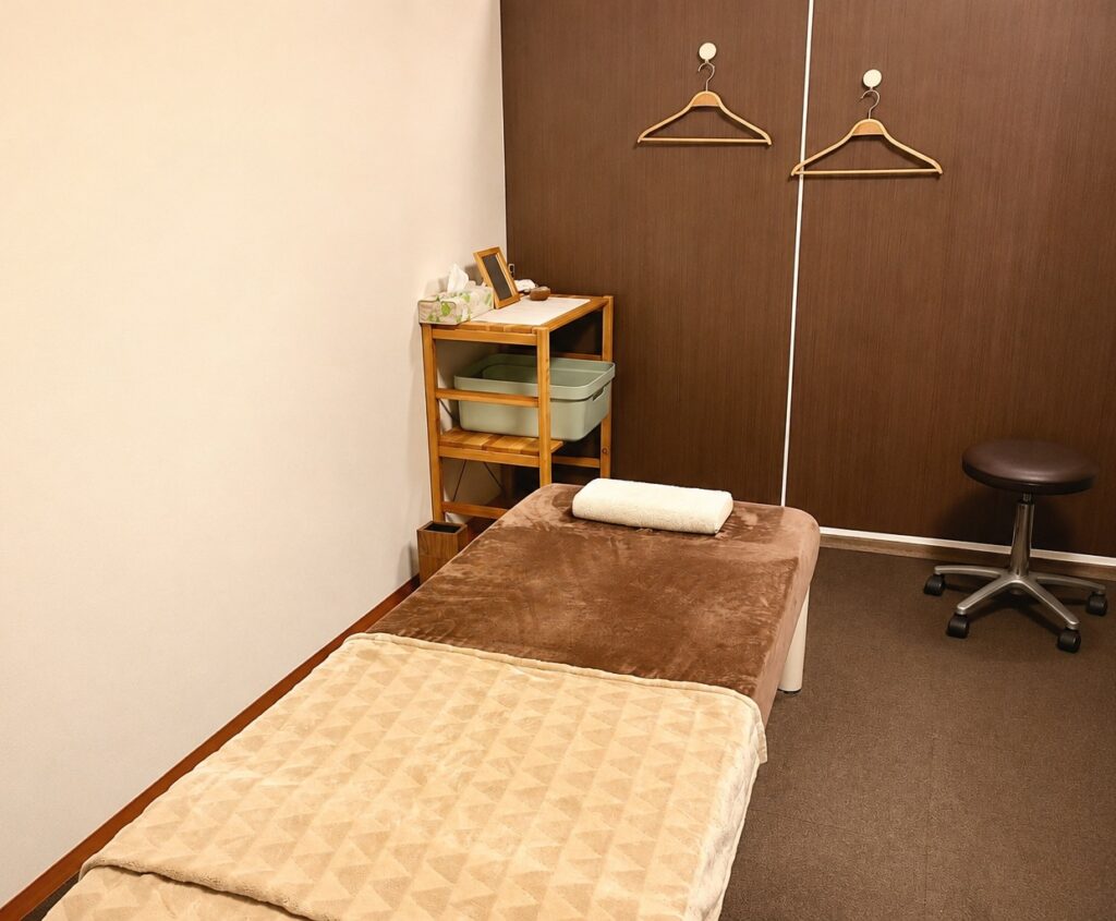 ルシオールはりきゅう院の施術室。落ち着いた個室空間で施術を行っています。