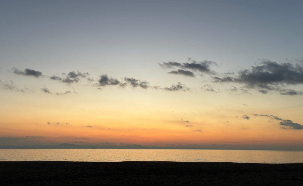 穏やかな朝焼けの海。夏の不眠や睡眠改善をイメージした風景