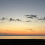 穏やかな朝焼けの海。夏の不眠や睡眠改善をイメージした風景