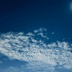 月と雲が浮かぶ夏の夜空